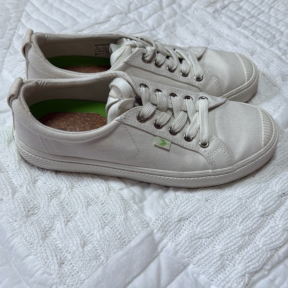 Cariuma Off White Canvas Sneakers 9 Women / 7.5 Men - Picture 5 of 12